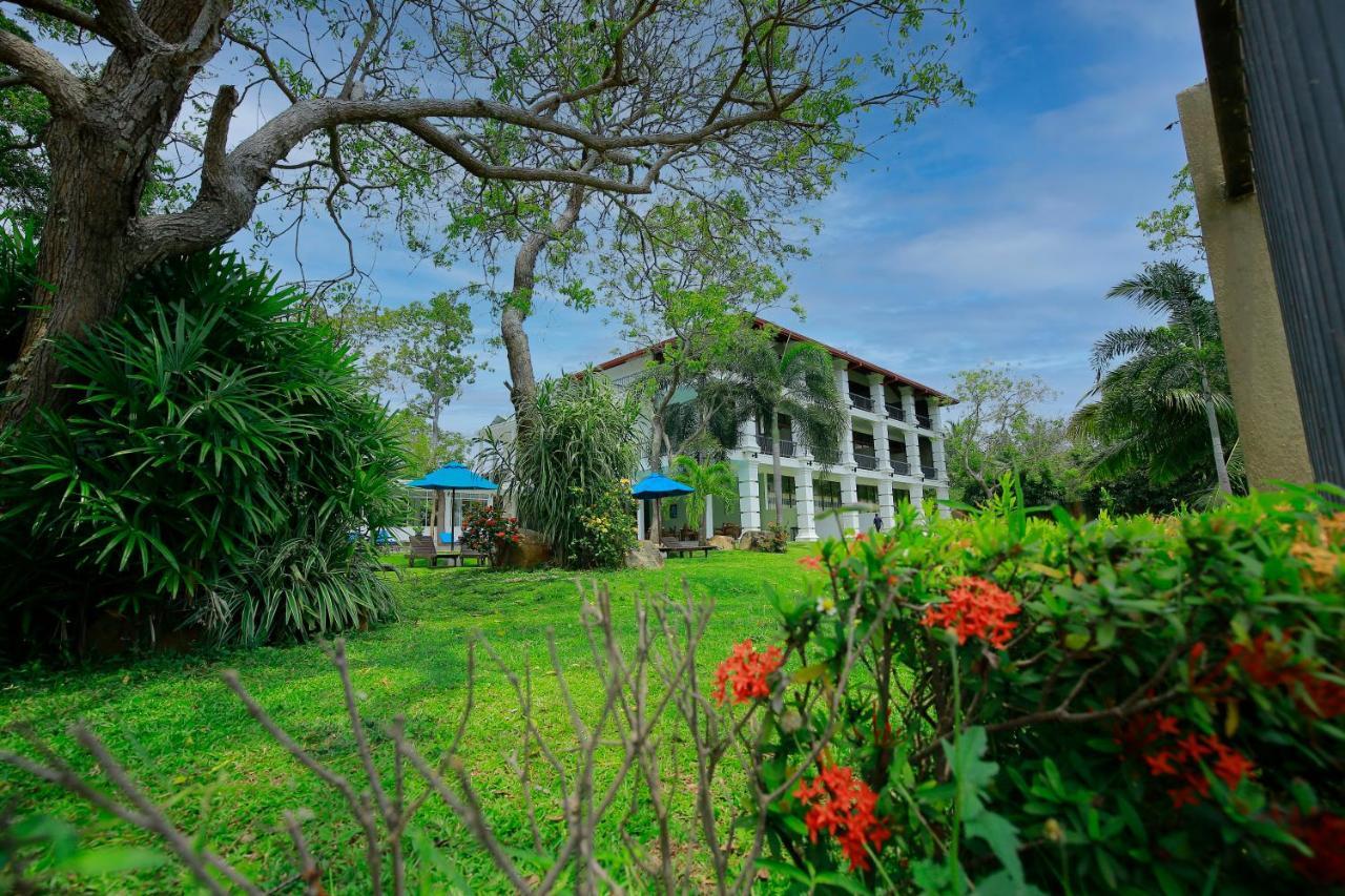 Diya Dahara Lake Resort Яла Екстер'єр фото